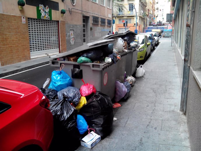 Acumulación de residuos en la calle Manuel Antón, junto al Mercado Central