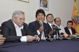 El presidente de Bolivia, Evo Morales, con líderes de Santa Cruz