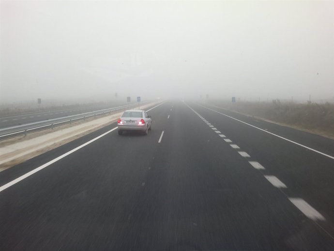 Imagen de archivo niebla en la carretera.