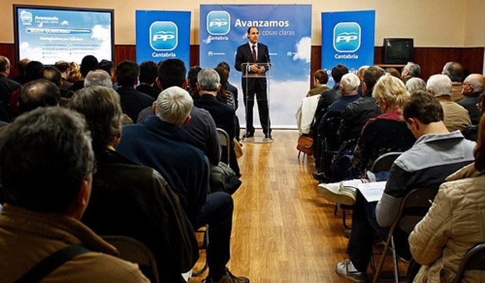 Diego en un acto del ciclo 'Las cosas claras' en Cabezón de la Sal