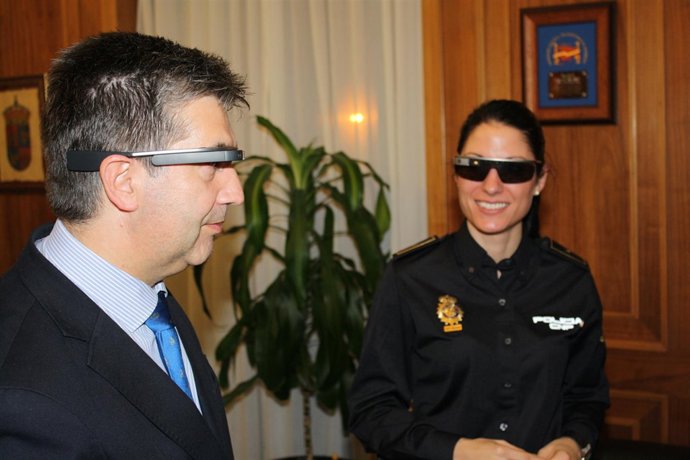El director general de la Polícia, Ignacio Cosidó probando las Google Glass