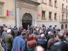 Acto oficial de cambio de nombre en la calle Abogados de Atocha en Salamanca