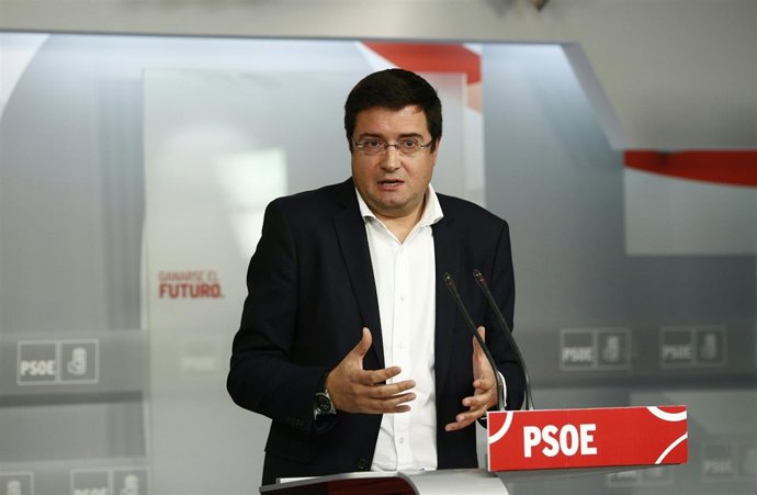 Óscar López en rueda de prensa en Ferraz