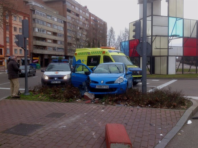 Accidente en el Paseo de Zorrilla, en la glorieta del monumento al Cine