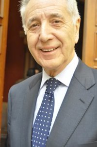 Lobón dice que "no hay peligro de que aumente más" la avenida del Ebro