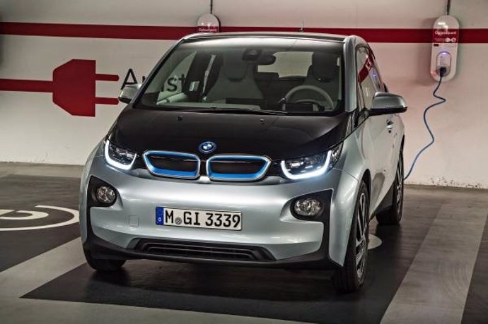 Acuerdo de BMW y Schneider para poste de recarga de eléctricos
