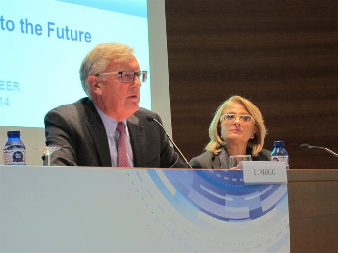 John Mogg, pte.CEER (UE); Maite Costa (expta.CNE)