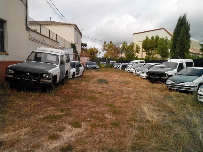 Vehículos sin uso tras el cuartel