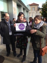 Mujeres del BNG entregan un "velo" a Feijóo y le piden que los diputados del PP gallego voten en contra