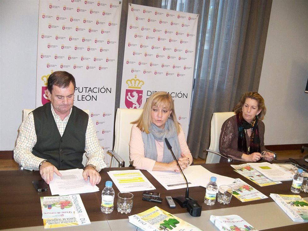 Isabel Carrasco (centro) presenta el balance de 2013 la Oficina de Consumo
