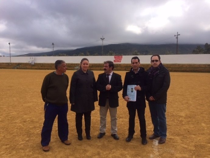 José Castro visita el campo de fútbol de Arquillos (Jaén)
