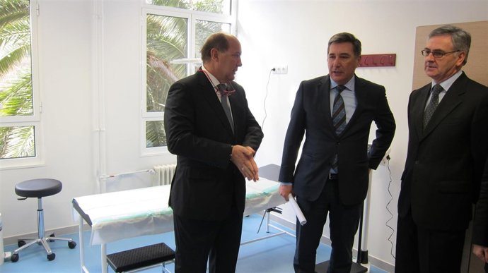 Oliván visita el nuevo centro de salud 'Puerta del Carmen' de Zaragoza