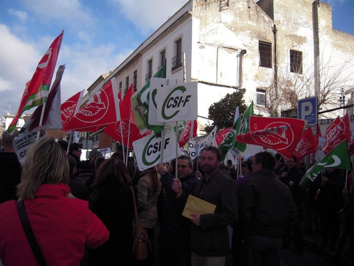 Concentración de los sindicatos ante la Delegación de Cultura de la Junta