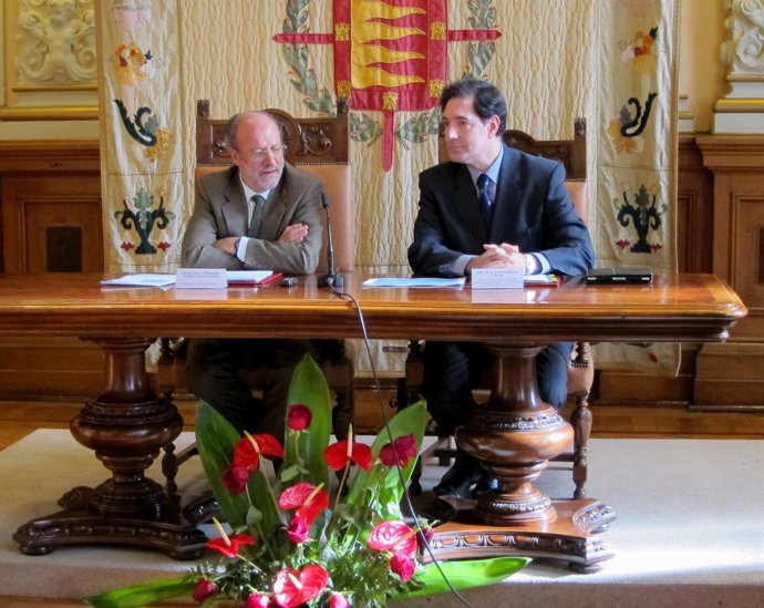 León de la Riva (izq) acompañado de Jesús Enríquez en rueda de prensa