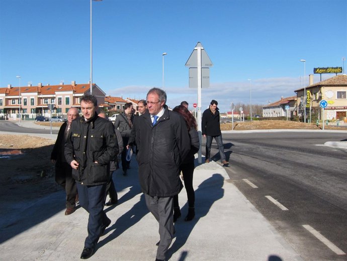 Urrecho (i) y Bermejo (d) pasean por la travesía de Villanubla