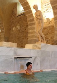 El Programa de Termalismo Social del Imserso generó 15.000 empleos en 2013, según Sanidad