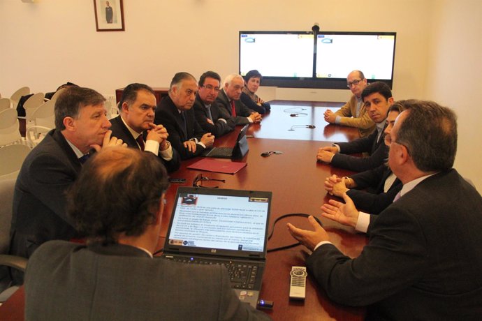 Senadores y parlamentarios del PP de Huelva conocen el proyecto CEUS en Moguer.
