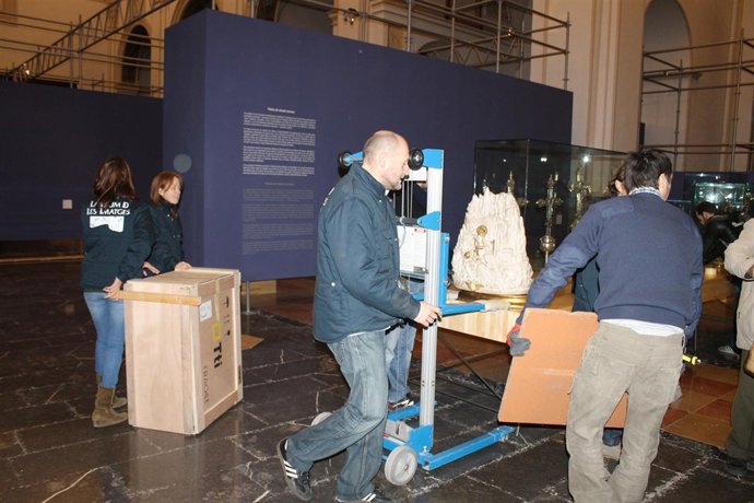 Técnicos de la Luz de las Imágenes desmontando la muestra en Benicarló