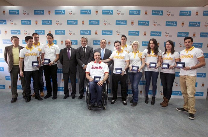 Sanitas entrega las tarjetas sanitarias a los deportistas del CPE 