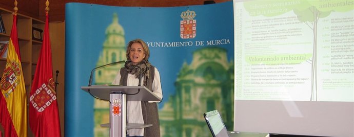 La concejal Adela Martínez-Cachá en rueda de prensa
