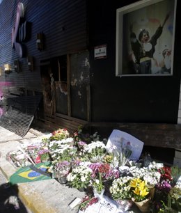 Flores en la puerta de la discoteca Kiss, en Brasil