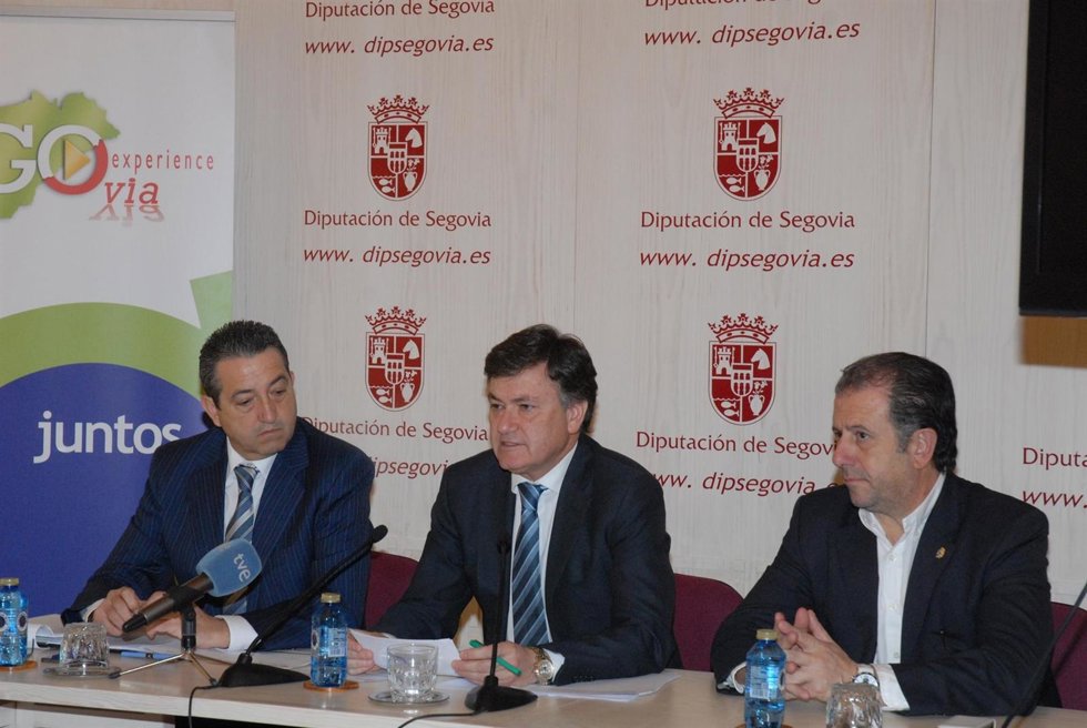 Vázquez (C) en la presentación del nuevo sistema de tributos