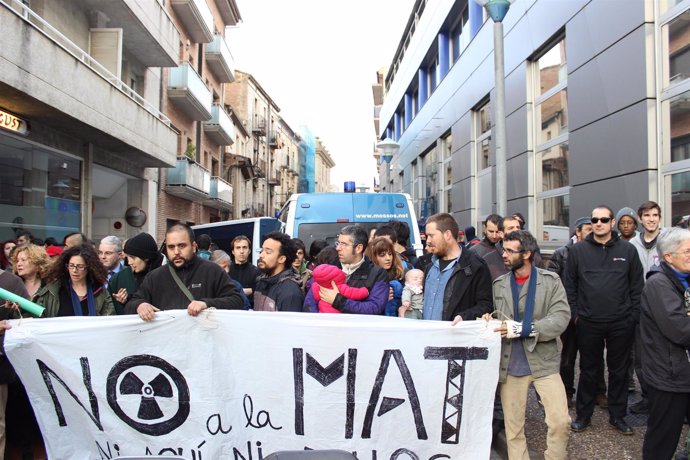 Un centenar de personas se han concentrado en comisaría de Vista Alegre (Girona)