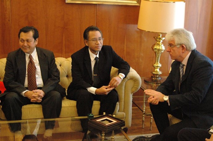 El rector (D) con miembros de la Universidad Malaya