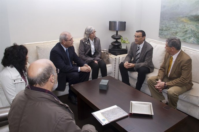 El presidente de la Diputación de Huelva, Ignacio Caraballo, firma con Atlantic 