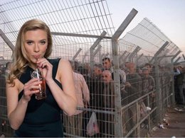 Scarlett Johansson junto a un punto de control del ejército israelí