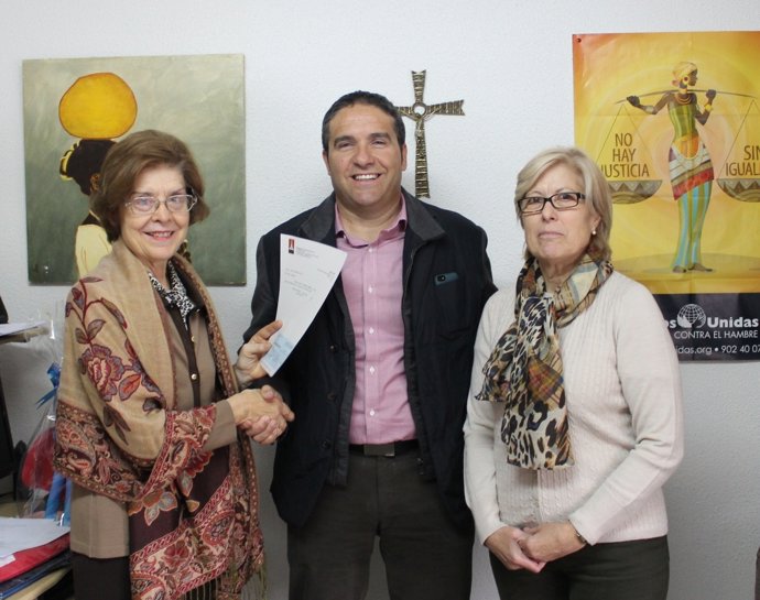 El gerente de Desguace París, junto a Marta Carrillo y Paqui Marsilla