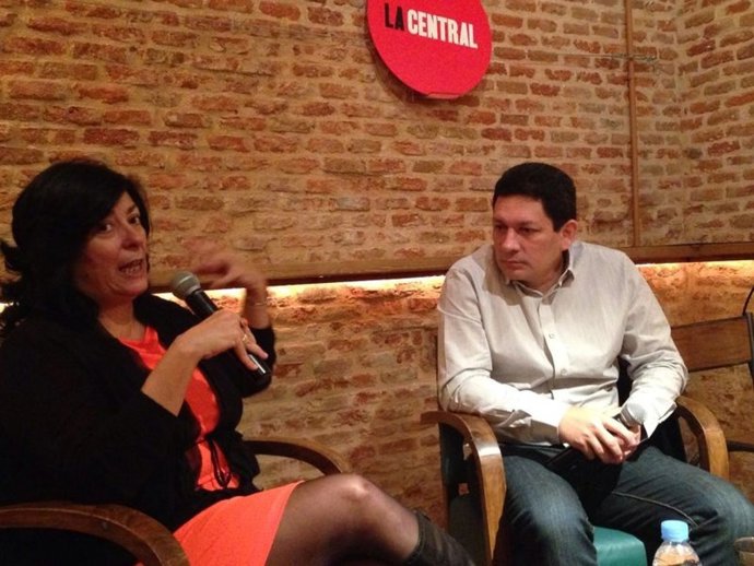 Almudena Grandes con el escritor salvadoreño Jorge Galán