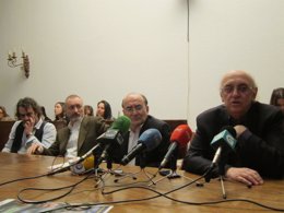 Feijoo, Pérez-Reverte y Márkaris, en rueda de prensa en Santiago