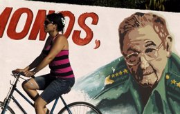 Mural En Defensa De Raúl Castro