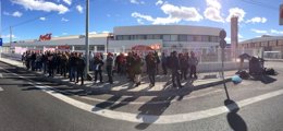 Los trabajadores de Coca-cola Alicante durante la concentracion de ayer lunes