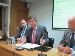 El consejero de Economía y Hacienda, Juan Bernal, en la rueda de prensa