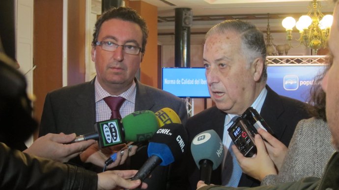 El subdelegado del Gobierno en Huelva, Enrique Pérez Viguera, y Manuel Andrés Go