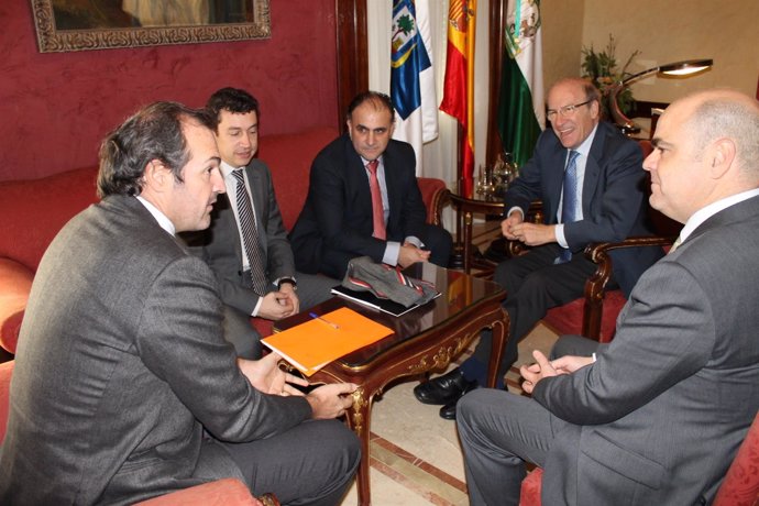 Encuentro del alcalde de Huelva con responsables de Orange