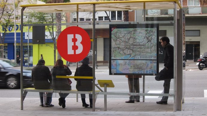 Gente esperando autobús en Barcelona el 14N del 2012