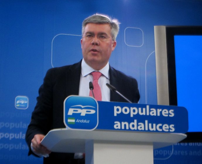 José Enrique Fernández de Moya hoy en Sevilla, en la sede del PP-A