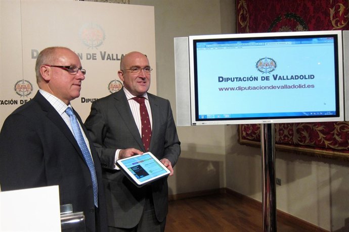 Carnero (d) y Centeno (i) presentan la nueva web de la Diputación