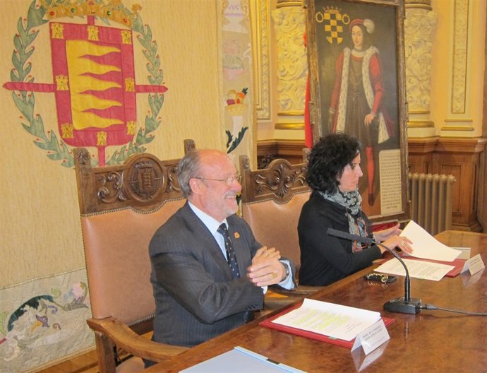 El alcalde de Valladolid, León de la Riva, junto a Mercedes Cantalapiedra