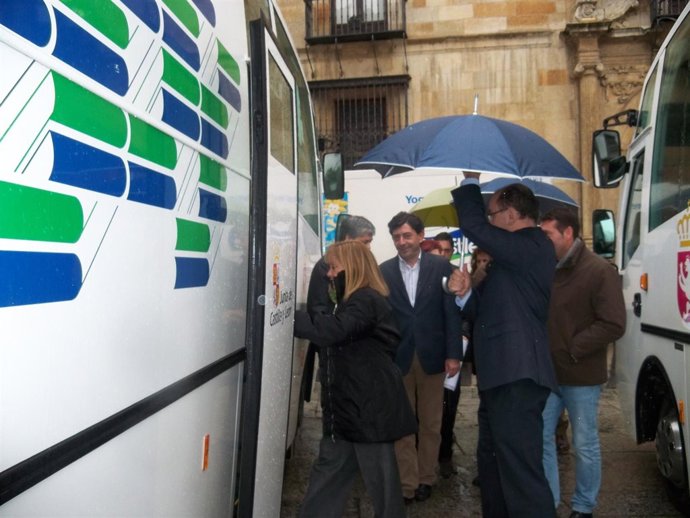  Isabel Carrasco Accede Al Interior De Un Bibliobus En El 40 Aniversario 