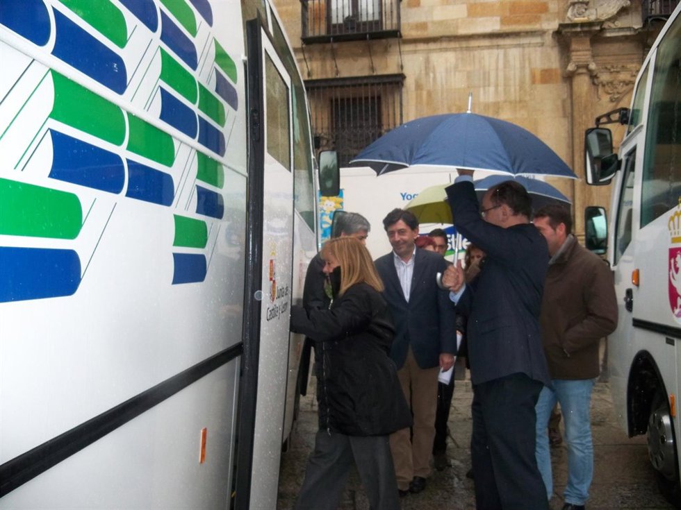  Isabel Carrasco Accede Al Interior De Un Bibliobus En El 40 Aniversario 