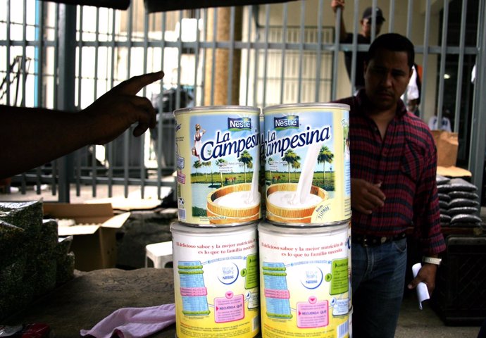 Un vendendor callejro ofrece leche en polvo