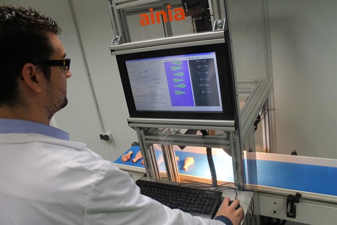 Un técnico en la planta piloto