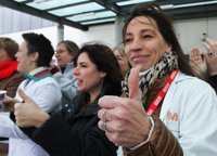Trabajadores de la Sanidad 'festejan' a las puertas de los hospitales la suspensión de la externalización