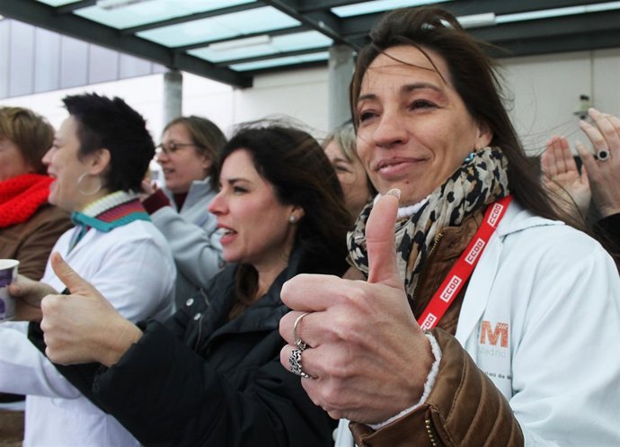 Trabajadores sanitarios celebran el fin de la externalización