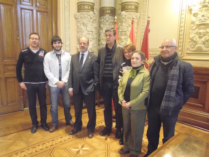 El alcalde y Domi Fernández junto a cinco de los nuevos padrinos
