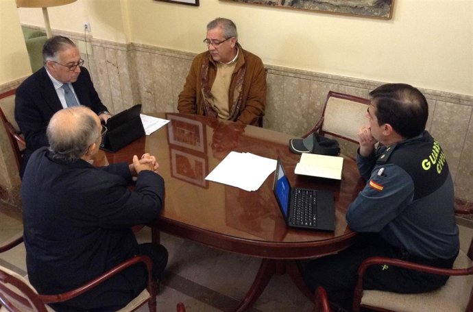 El subdelegado del Gobierno en Huelva, Enrique Pérez Viguera, con estanqueros.